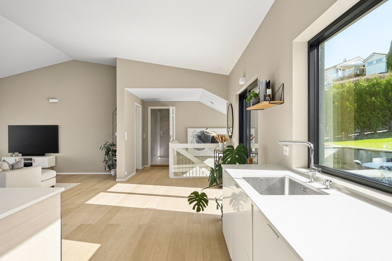 Flott trapp fra Hafrsfjords Tre mellom etasjene. Inn fra stue og kjøkken er det en egen foreldre avdeling med soverom, walk-in-closet og bad. Galleribilde