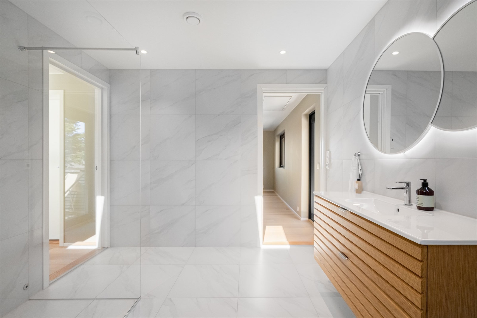 Fra bad kan man gå inn til soverom via walk-in-closet. Galleribilde