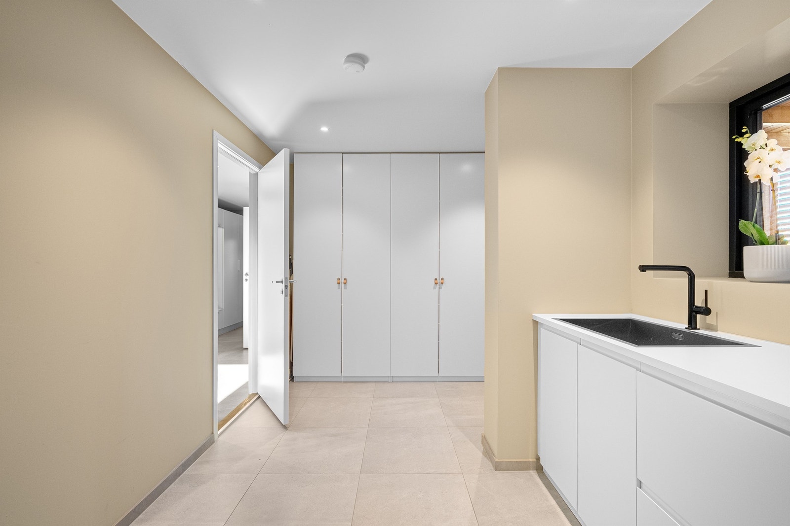 Det er også store høyskap med oppbevaring.
Et meget smart og herlig rom. Herfra er det utgang til gårdsrom, så det kan også brukes som biingang. Galleribilde