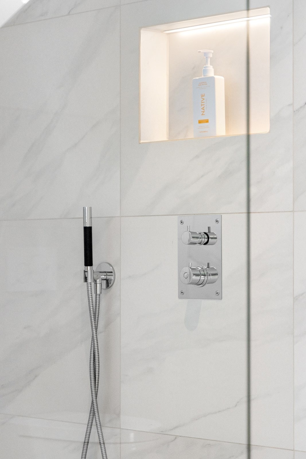 Innfelt nisje i dusj. Galleribilde