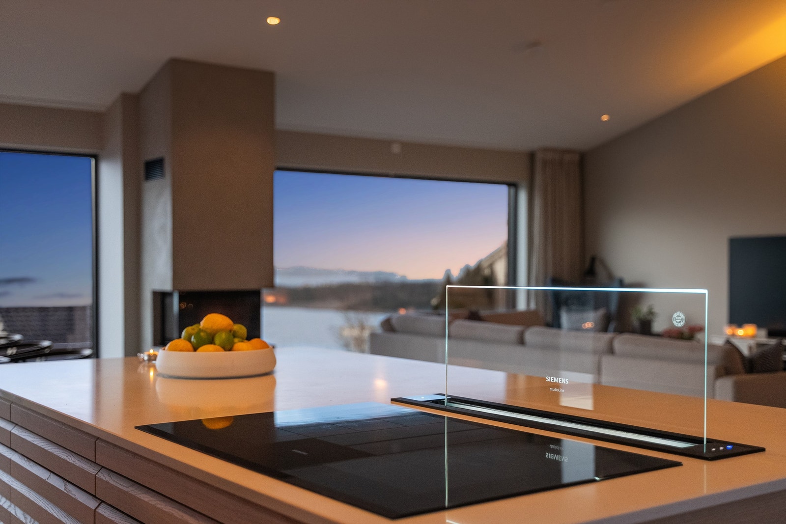 Koketopp innfelt i kjøkkenøy, og kjøkkenvifte kommer opp av kjøkkenøy og har avsug ut under terrassen. Galleribilde