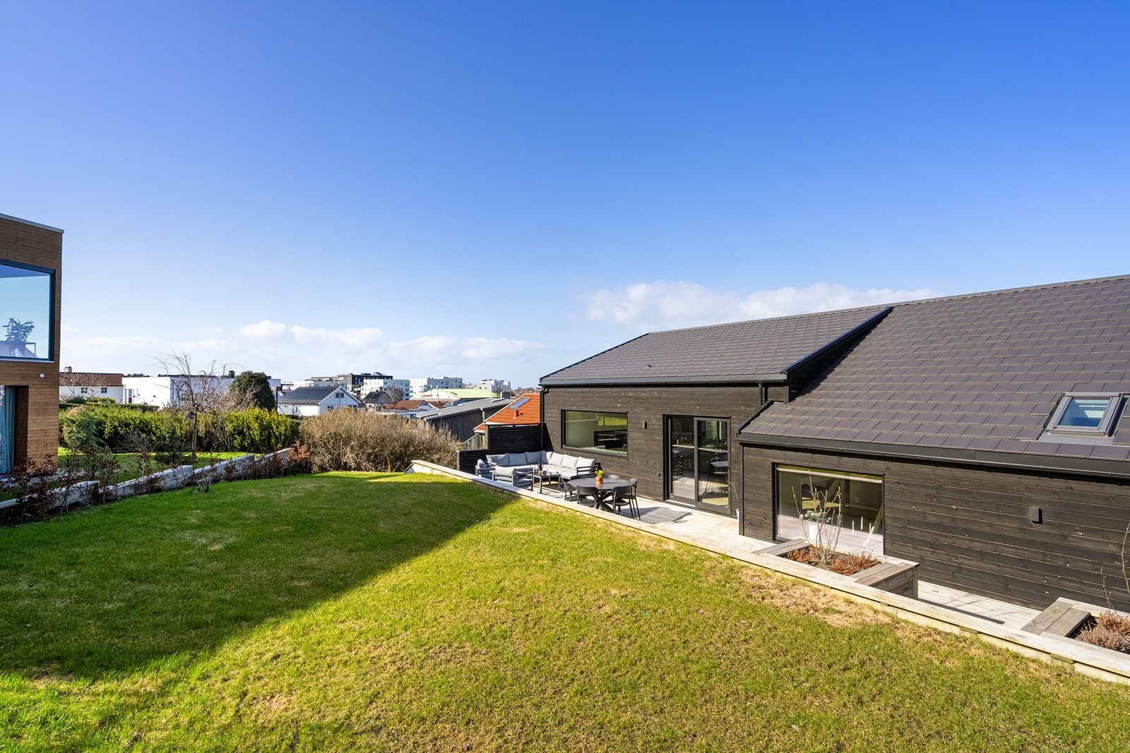 Det ble gravd opp og byttet ut masse på nesten hele tomten. Det ble lagt ny drenering rundt hele huset, og det ble installert dreneringskummer. Ny vannledning inn til huset. Galleribilde