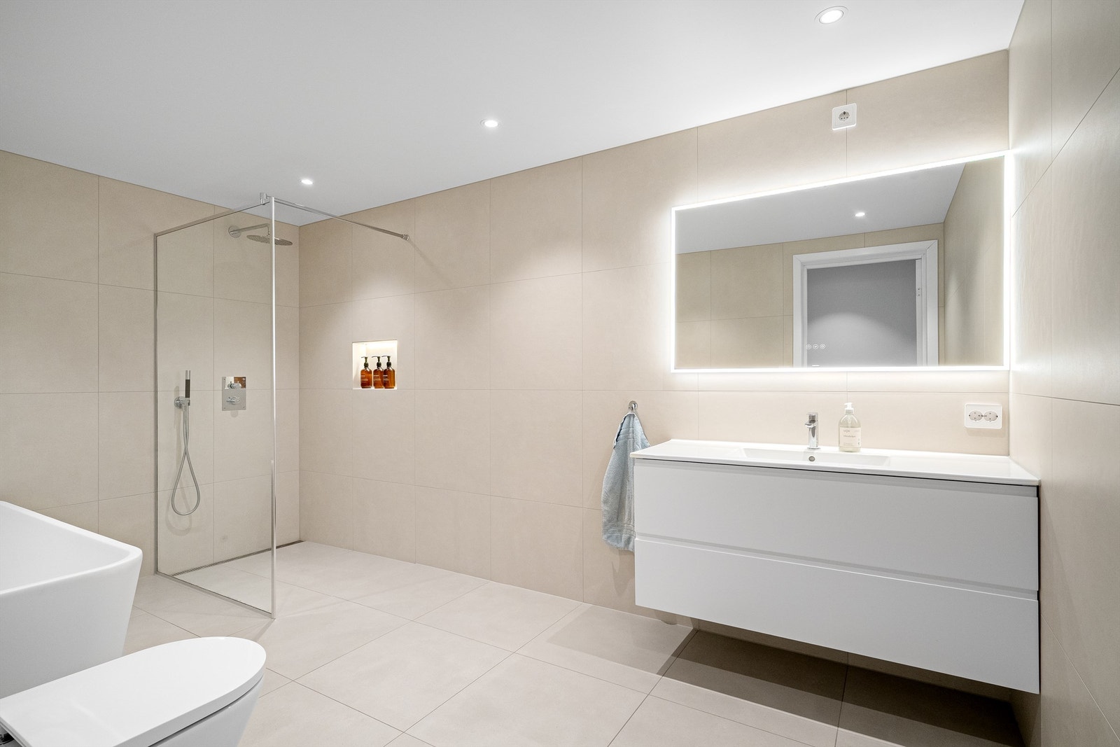 Lekkert og flott bad av meget god størrelse med varme i gulv. Galleribilde