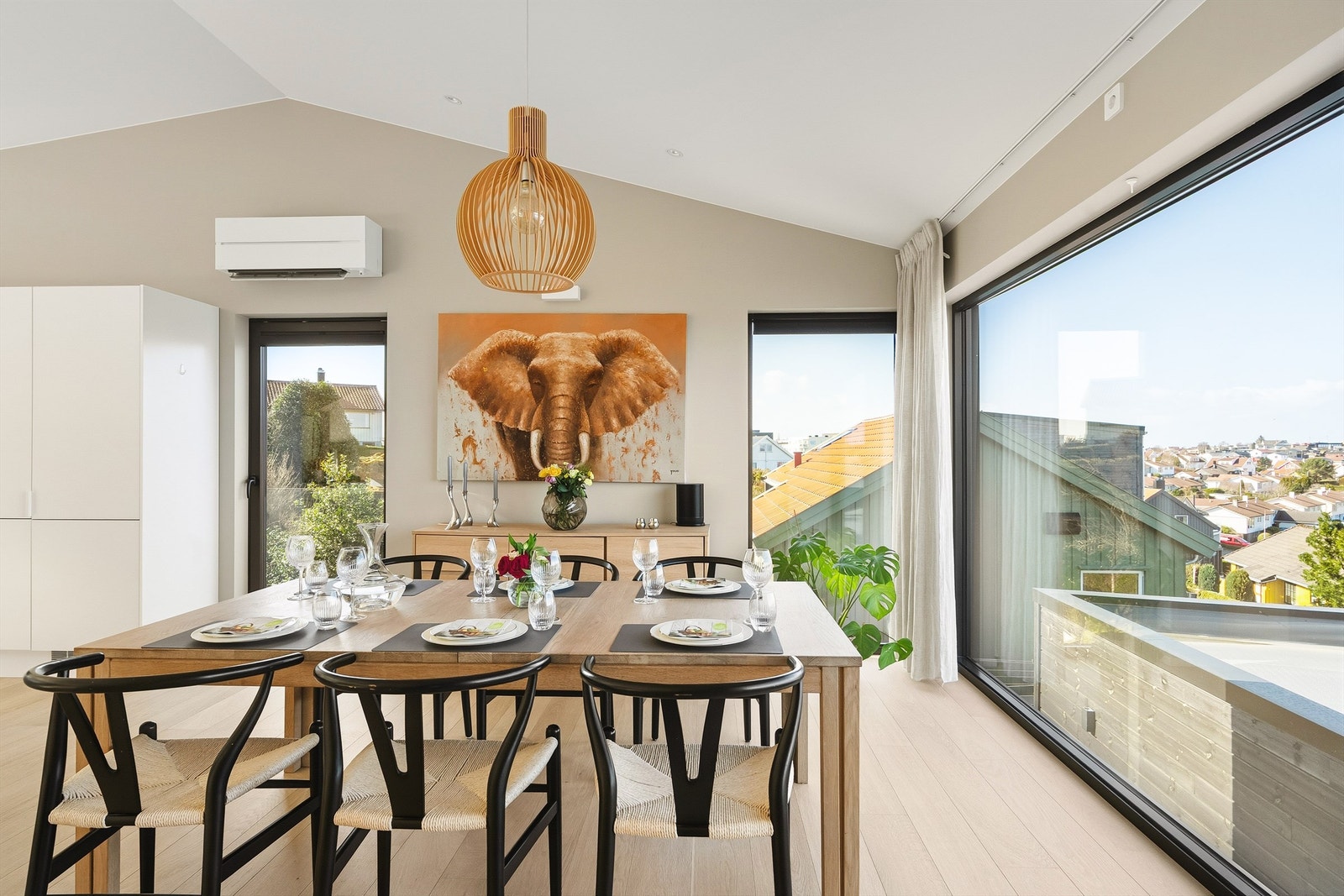 Det er enkelt å møblere i stue og kjøkken med både salong og spisebord, ekstra sittegruppe. Her kan man nyte utsikten fra de fleste deler av rommet. Galleribilde