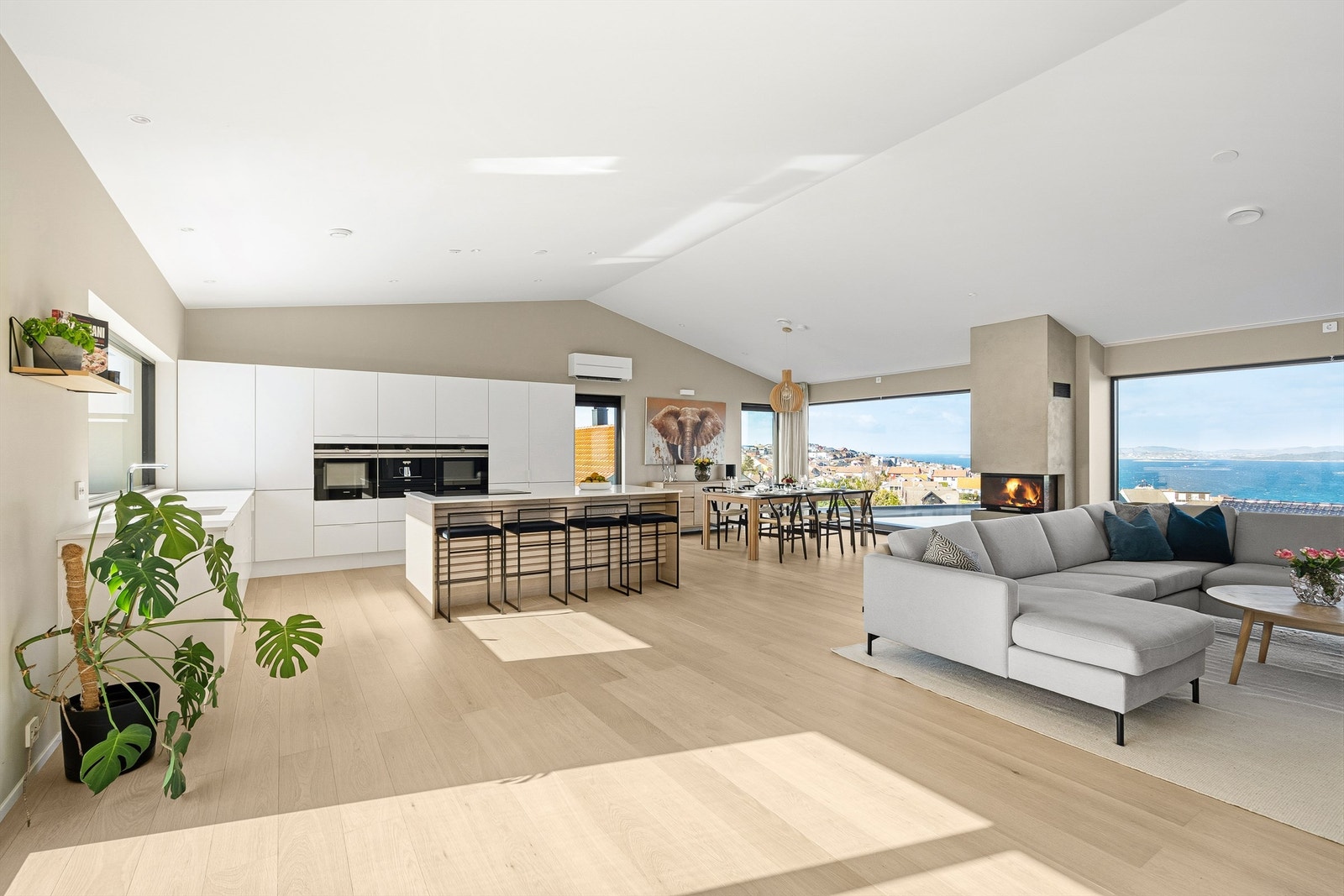 I boligens øverste etasje har man stue, kjøkken, bad, walk-in-closet og hovedsoverom. Galleribilde