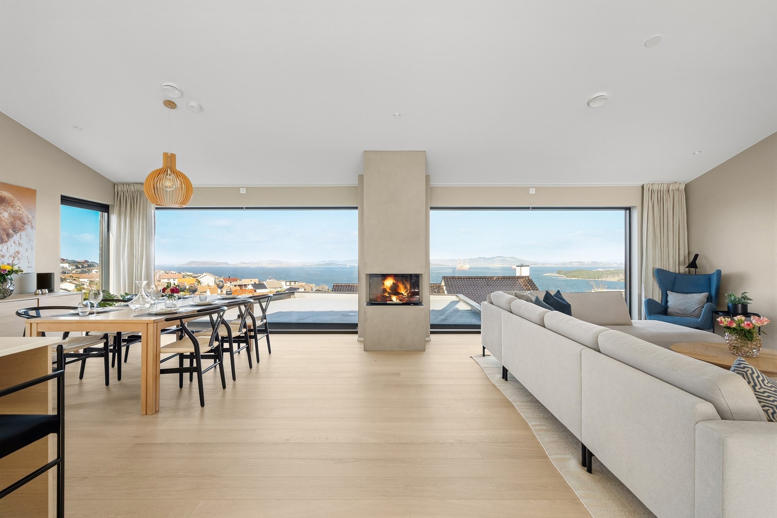 Nyere og flott enebolig med strålende utsikt, solrik hage og gjennomgående høy standard. Galleribilde