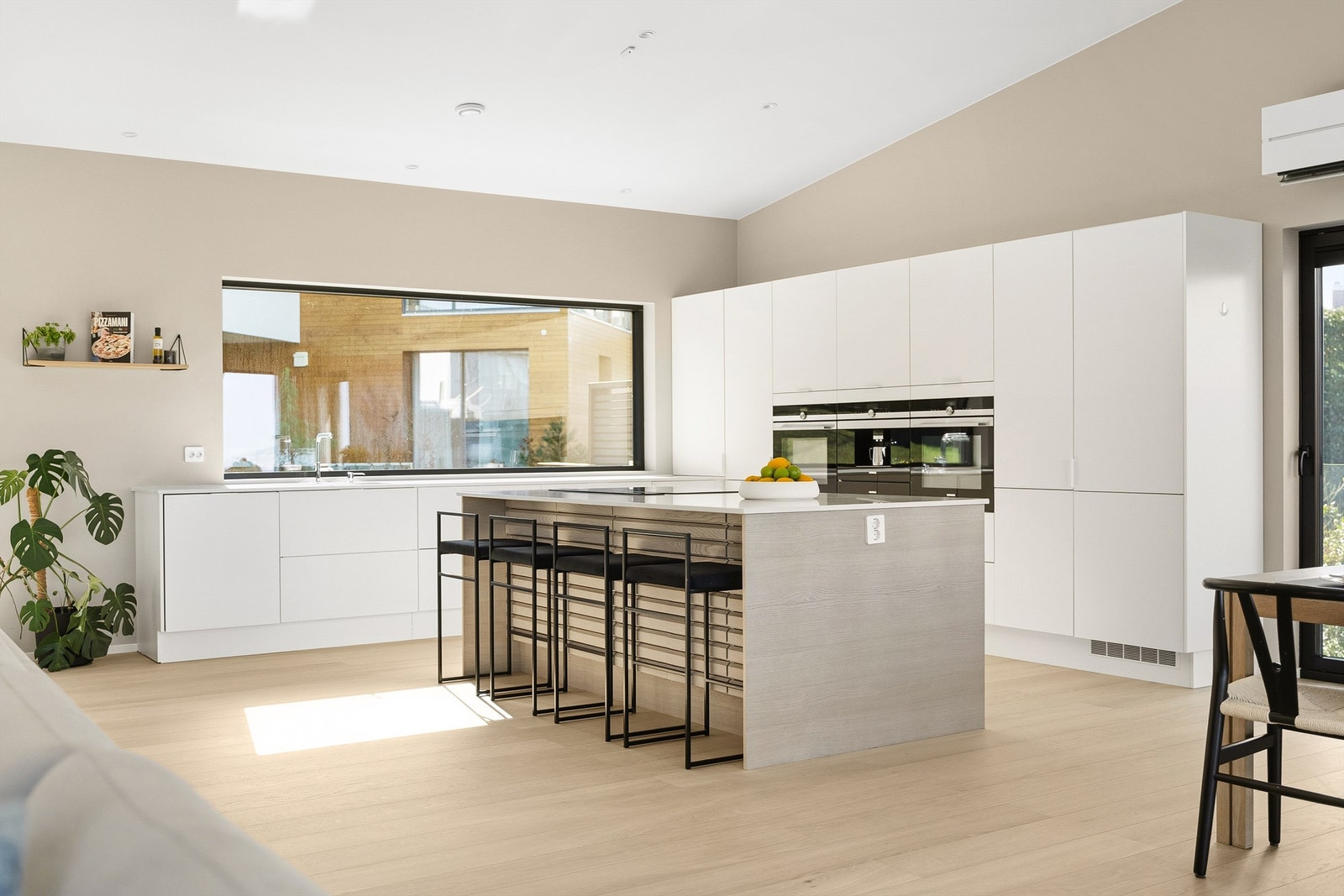 Kjøkken fra Sigdal, og er tidløst i lyse farger, og med kompositt benkeplate. Galleribilde