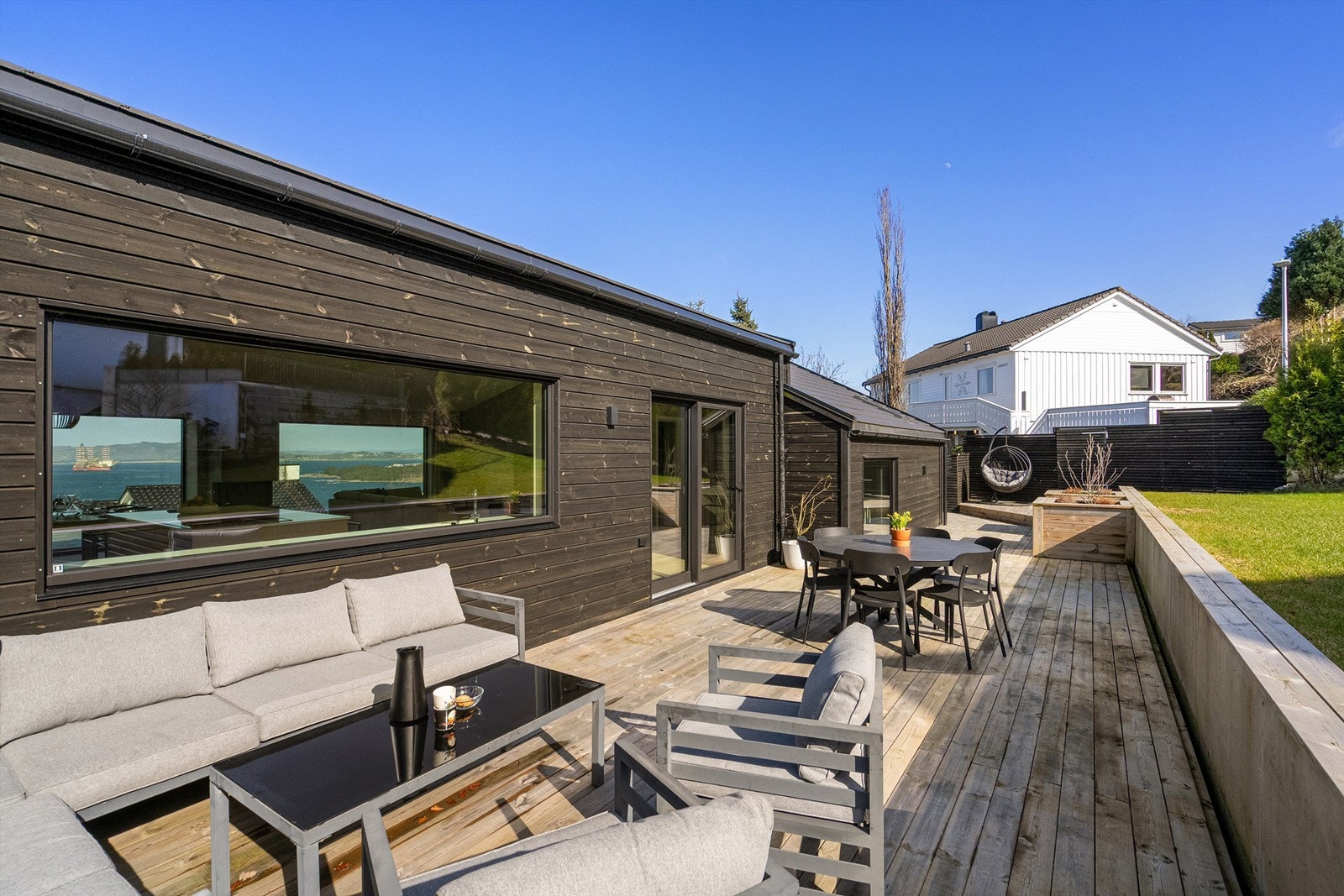 Det er god plass til utemøbler, trampoline, grill m.m. Her kan man nyte lange dager. Galleribilde