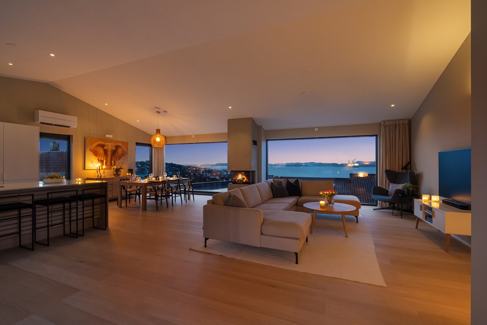 Boligen har en meget god planløsning og går over to plan, har stor terrasse og solrik vestvendt hage. Galleribilde