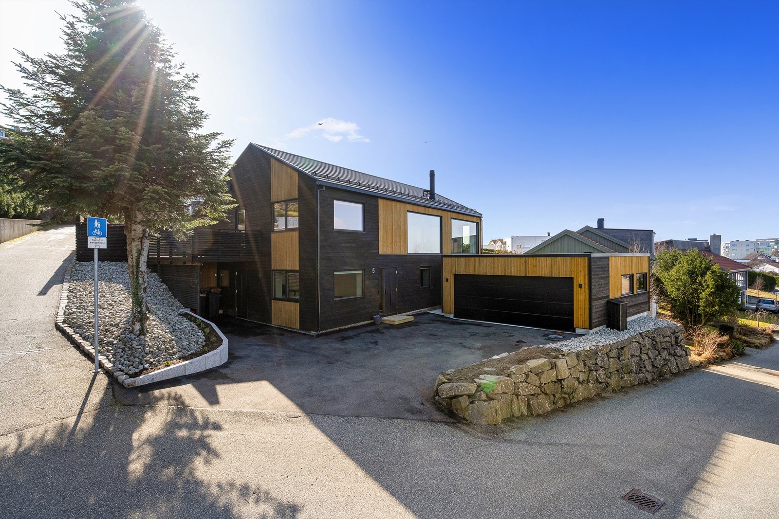 Til boligen kan man enten bruke biingang ved vaskerom eller hovedinngang til entré. Galleribilde