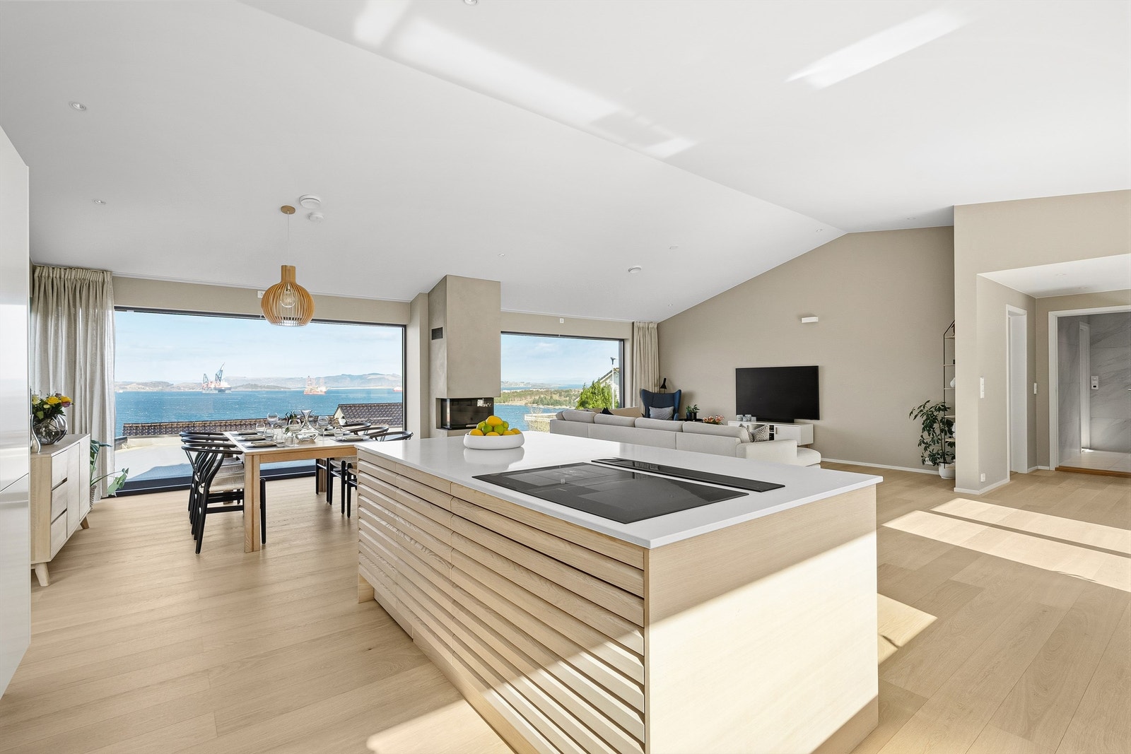 Godt med benkeplass og oppbevaring i skuffer og skap. Spiseplass ved kjøkkenøy. Galleribilde