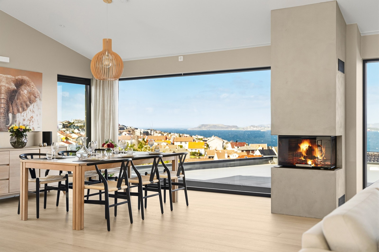 Boligen var opprinnelig fra 1963, men dagens eier rev boligen til stenderene, bygget på og gjorde en betydelig renovering. Galleribilde