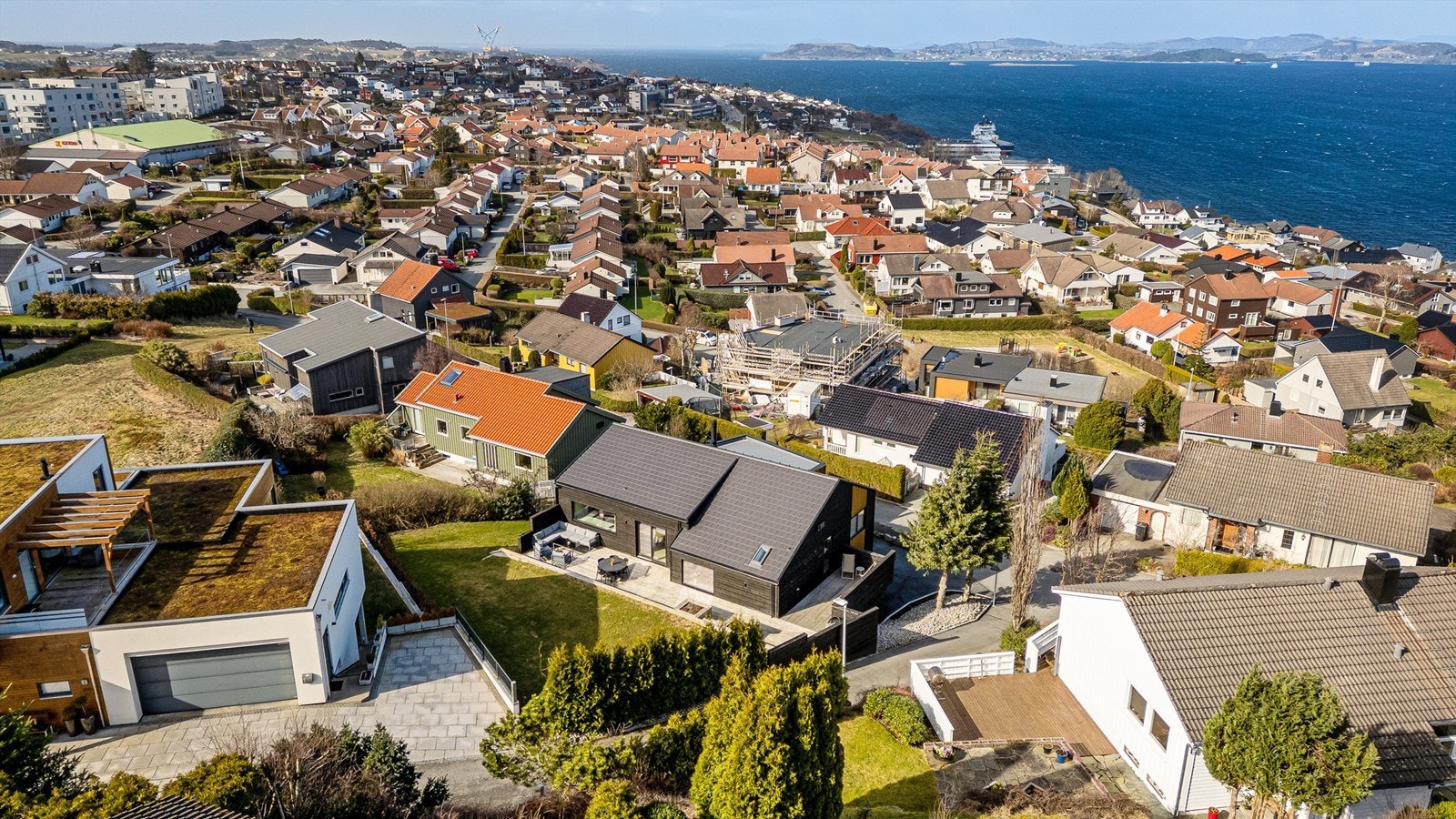 Eneboligen ligger i et etablert boligfelt på Tasta, med nydelig utsikt mot fjorden. Området består for det meste av lik bebyggelse og her ligger du på en høyde som gir åpent og fritt utsyn. Galleribilde