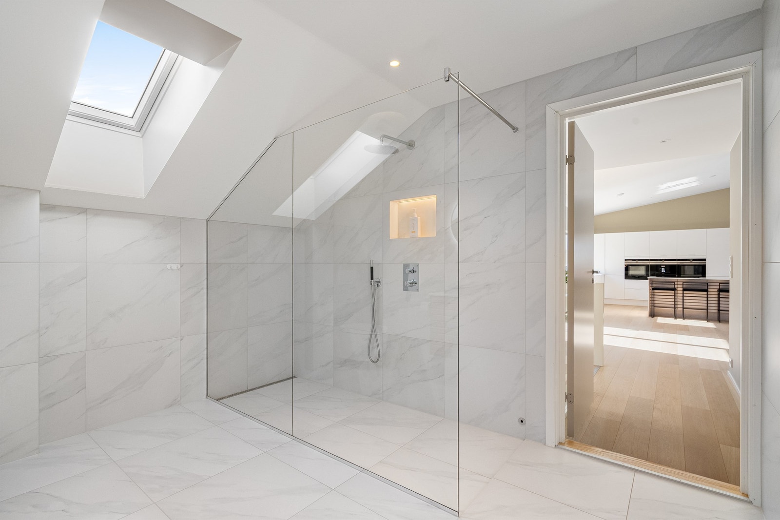 Helfliset og flott bad, i lik stil som i 1.etg. Galleribilde