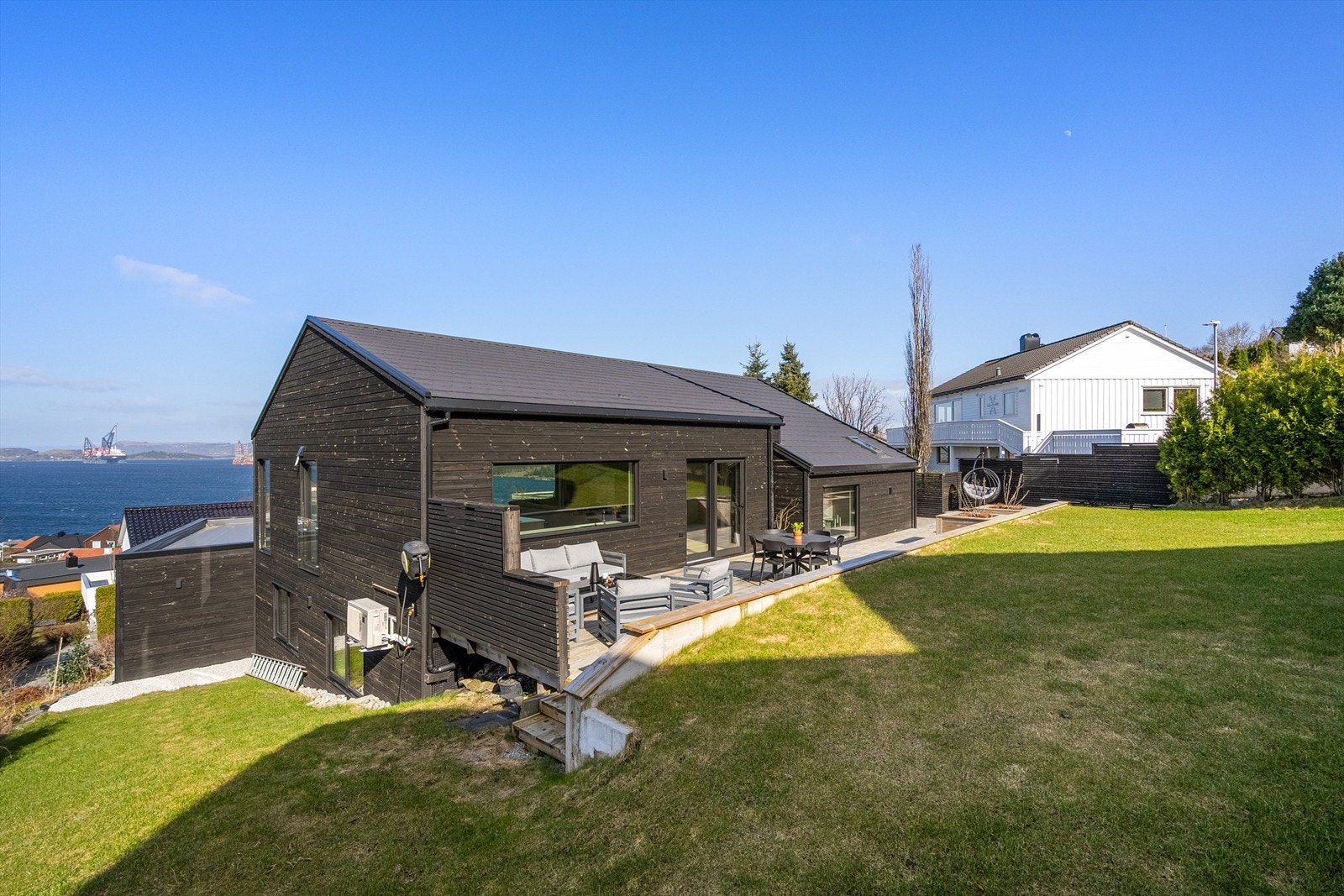 Hele grunnsålen ble isolert med 20cm og støpt på ny sammen med utbygget. Det ble også lagt oppå radonsperre. EFbetong. Galleribilde