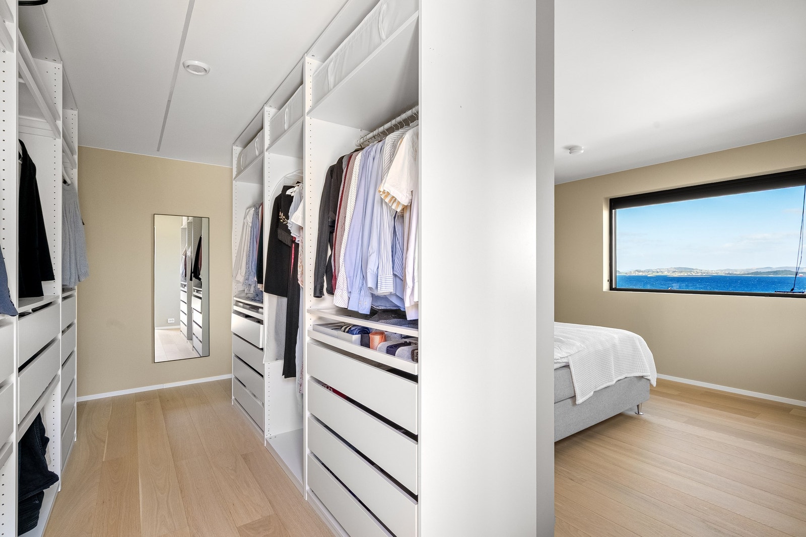 Herlig egen foreldreavdeling. Herfra er det trapp opp til loft med lagringsplass. Galleribilde