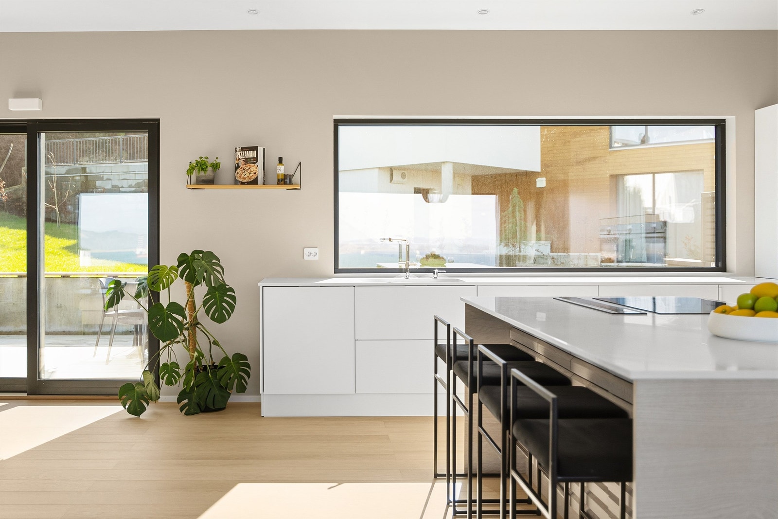 Utgang til romslig vest-vendt terrasse og hage, med gode solforhold. Galleribilde