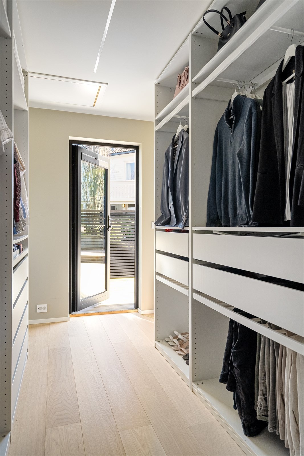 Walk-in-closet har gode oppbevaringsmuligheter både med skuffer og heng. Galleribilde