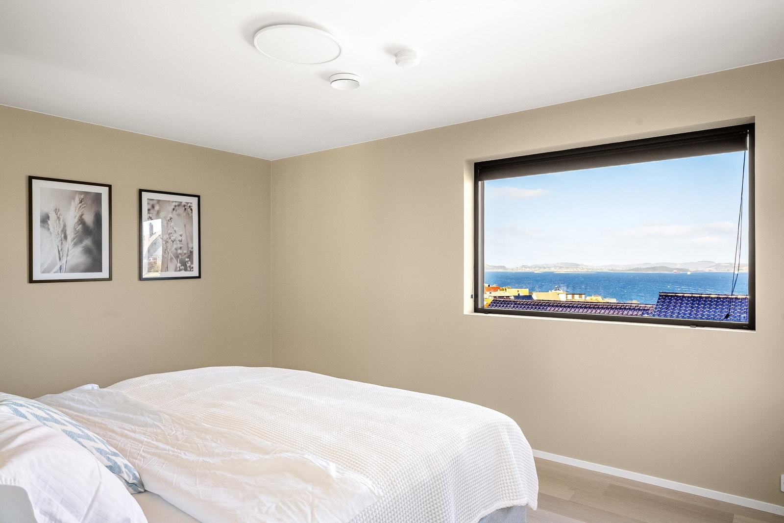 Soverom IV er av god størrelse og har malte slette vegger, parkett på gulv og også her får man flott utsikt mot sjøen. Galleribilde