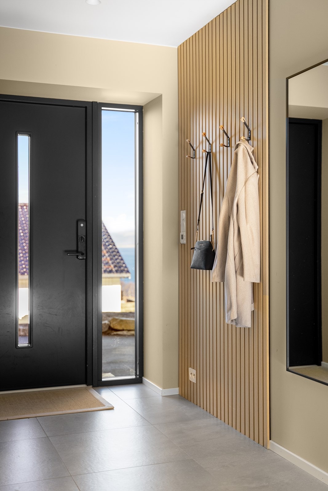 I boligens første etasje har man entré, vaskerom, bad, stue og 3 soverom. Trenger man 4 soverom i denne etasjen, kan man bruke stuen til soverom. Galleribilde