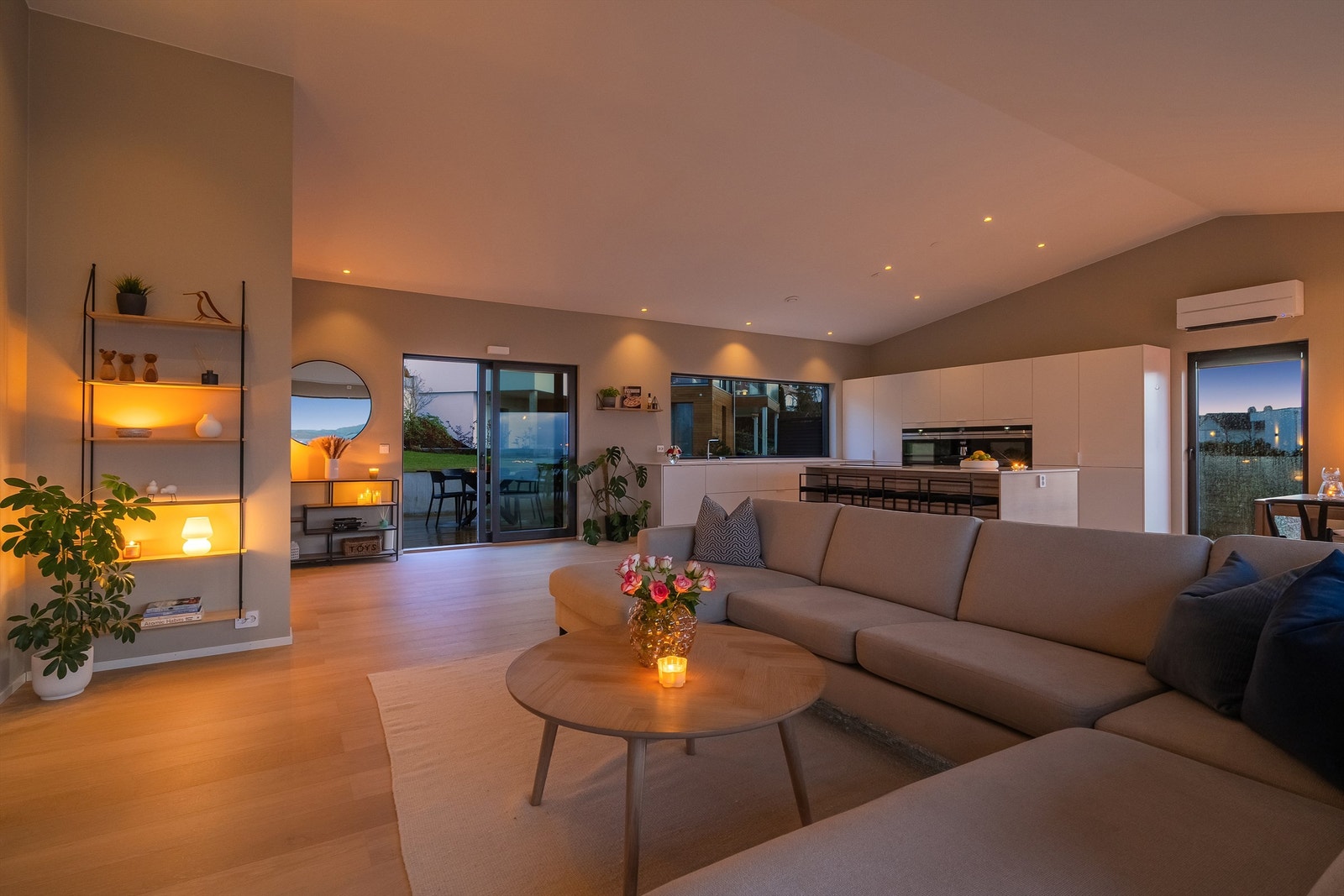 Stue og kjøkken er trivelig både dagtid og kveld. Galleribilde