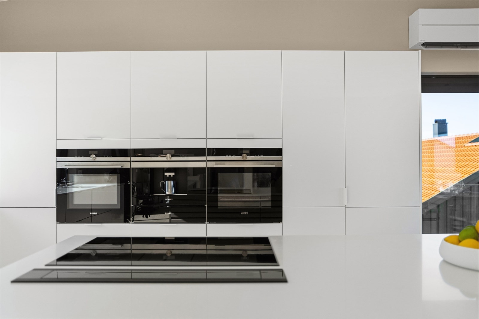 Meget god utstyrt med integrerte hvitevarer som 2 komfyrer, kaffemaskin, kjøleskap og oppvaskmaskin. Galleribilde