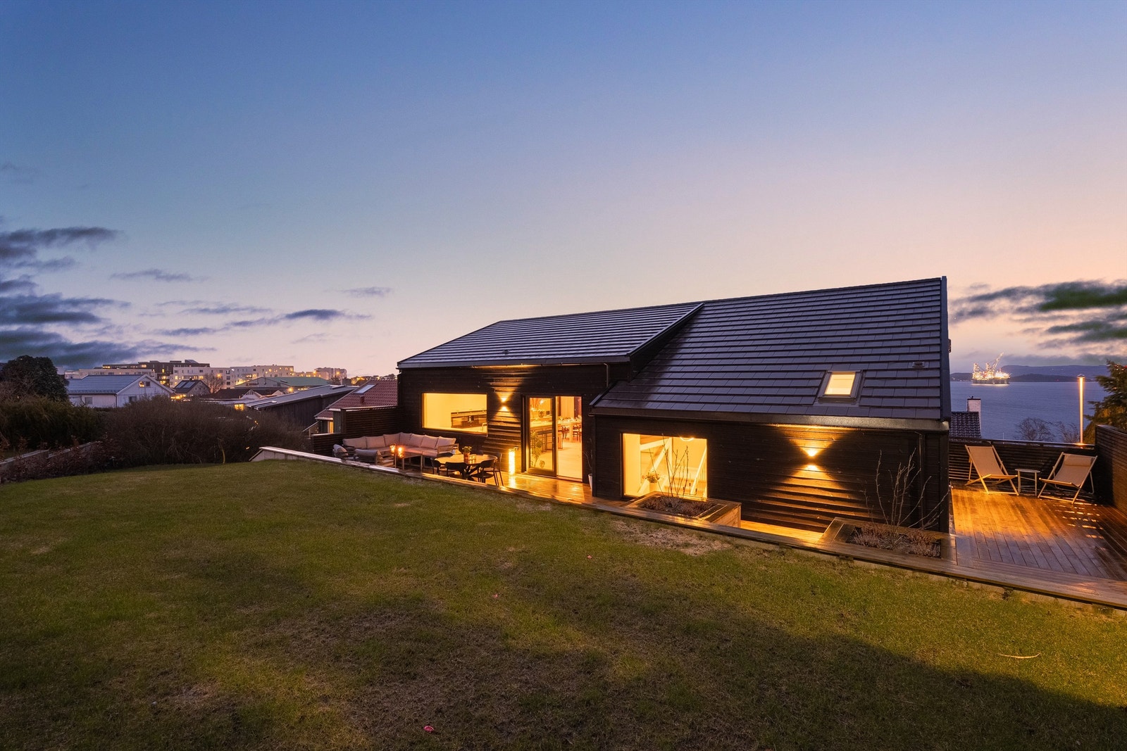 Meget flott og nyere enebolig m/fantastisk sjøutsikt og solrik tomt. 4 sov, 2 bad, 2 stuer, vaskerom. Garasje på 60 kvm. Galleribilde