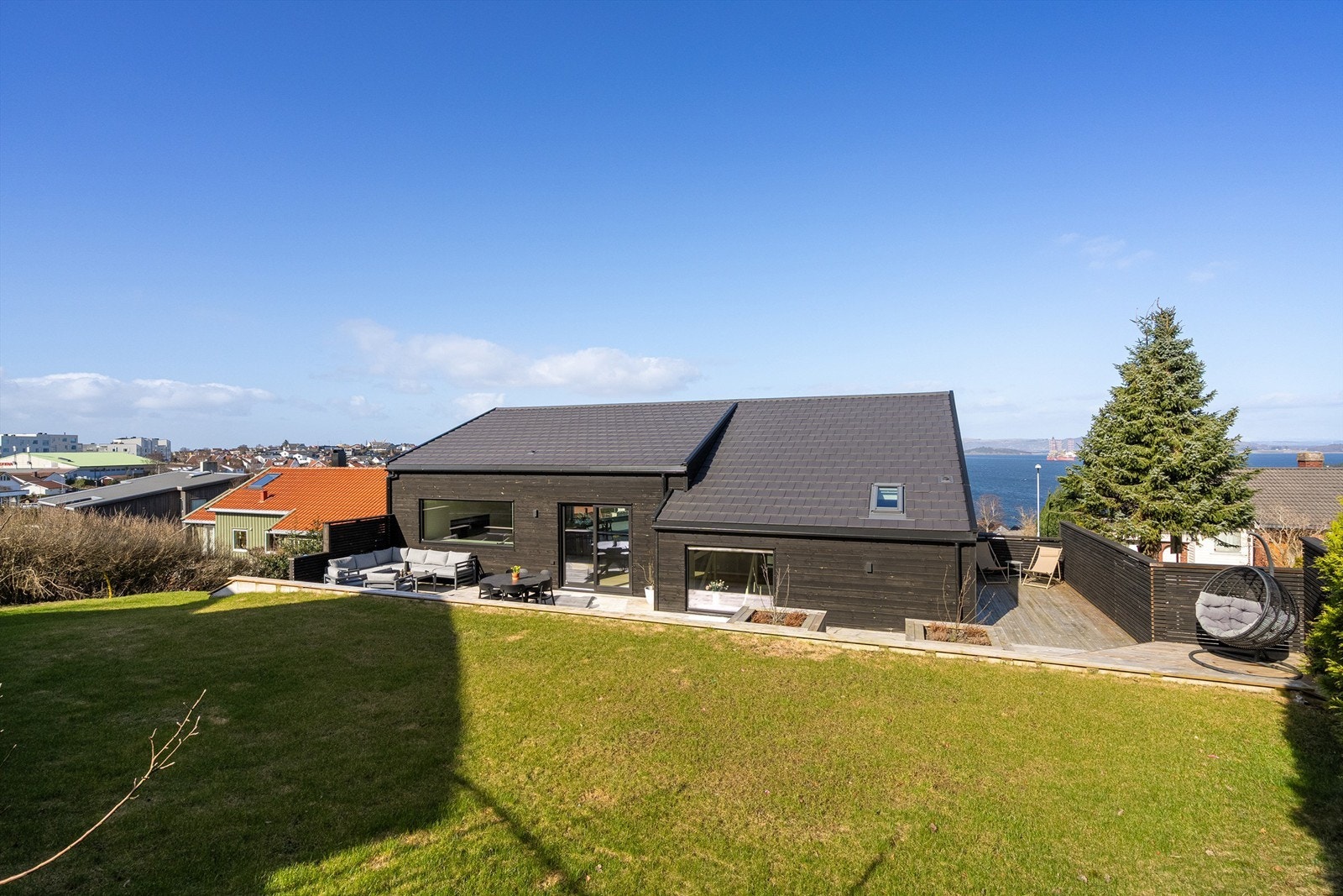 Meget flott og nyere enebolig m/fantastisk sjøutsikt og solrik tomt. 4 sov, 2 bad, 2 stuer, vaskerom. Garasje på 60 kvm. Galleribilde