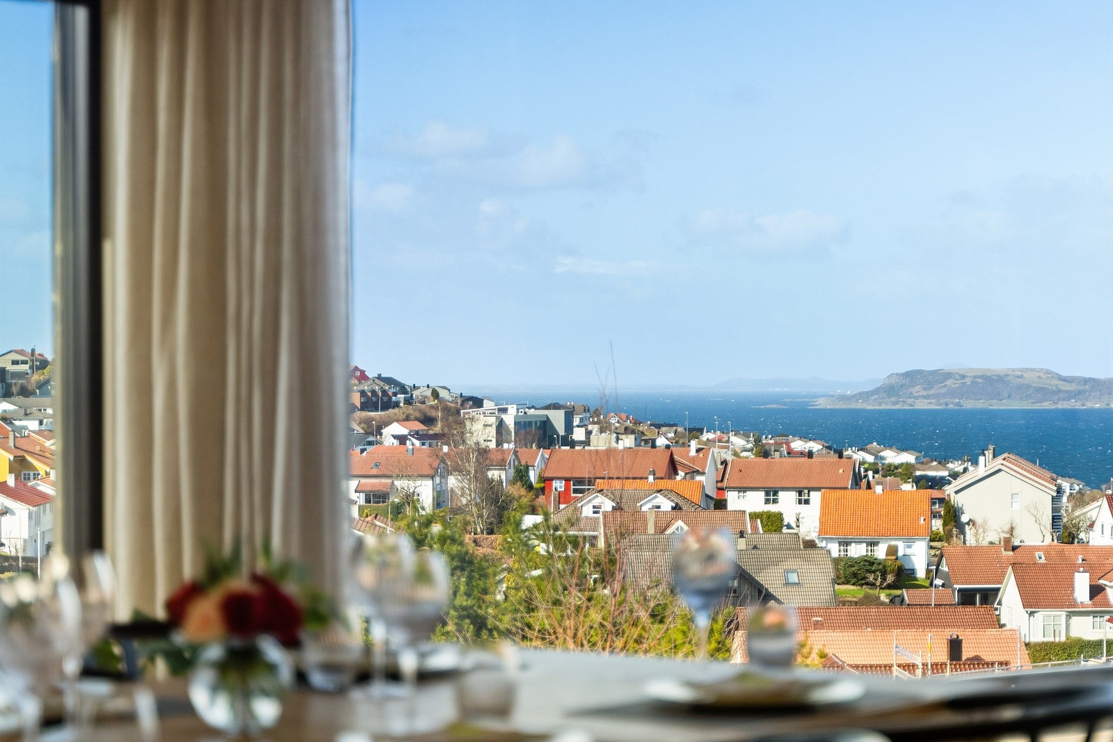 Man ligger på en høyde og får langstrakt og flott utsikt fra hele rommet. Galleribilde