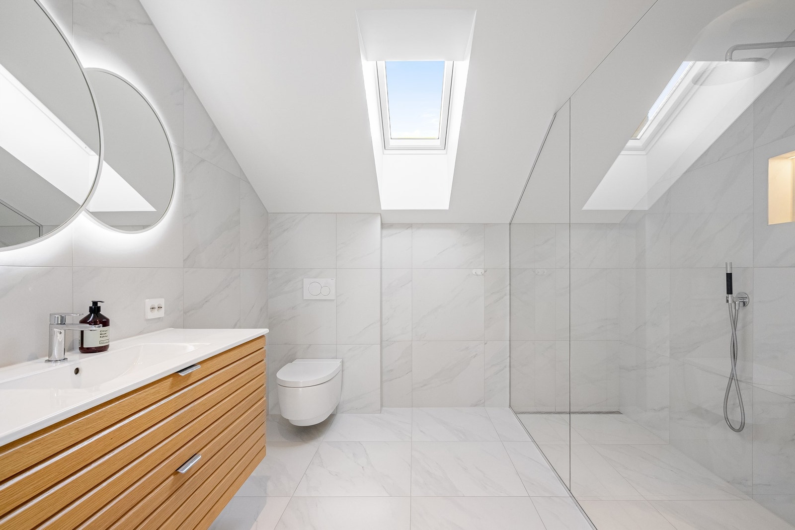 Takvindu på bad gir også naturlig lys inn. Galleribilde