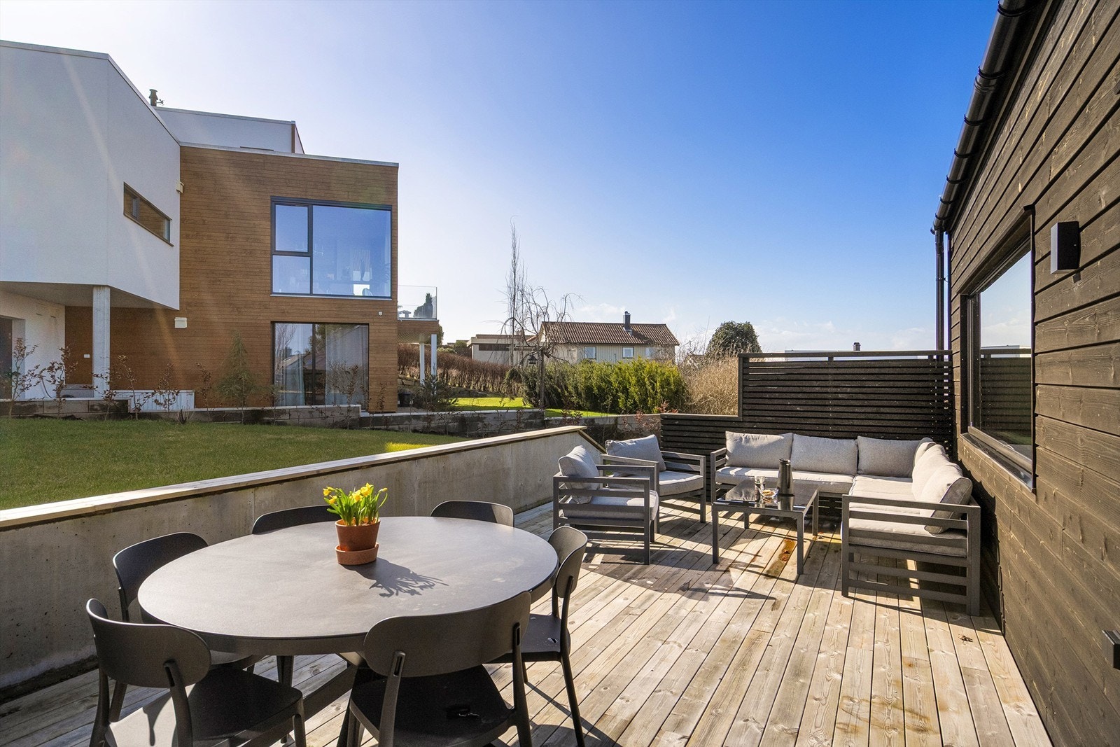 Fin hage og terrasse mot vest. Galleribilde