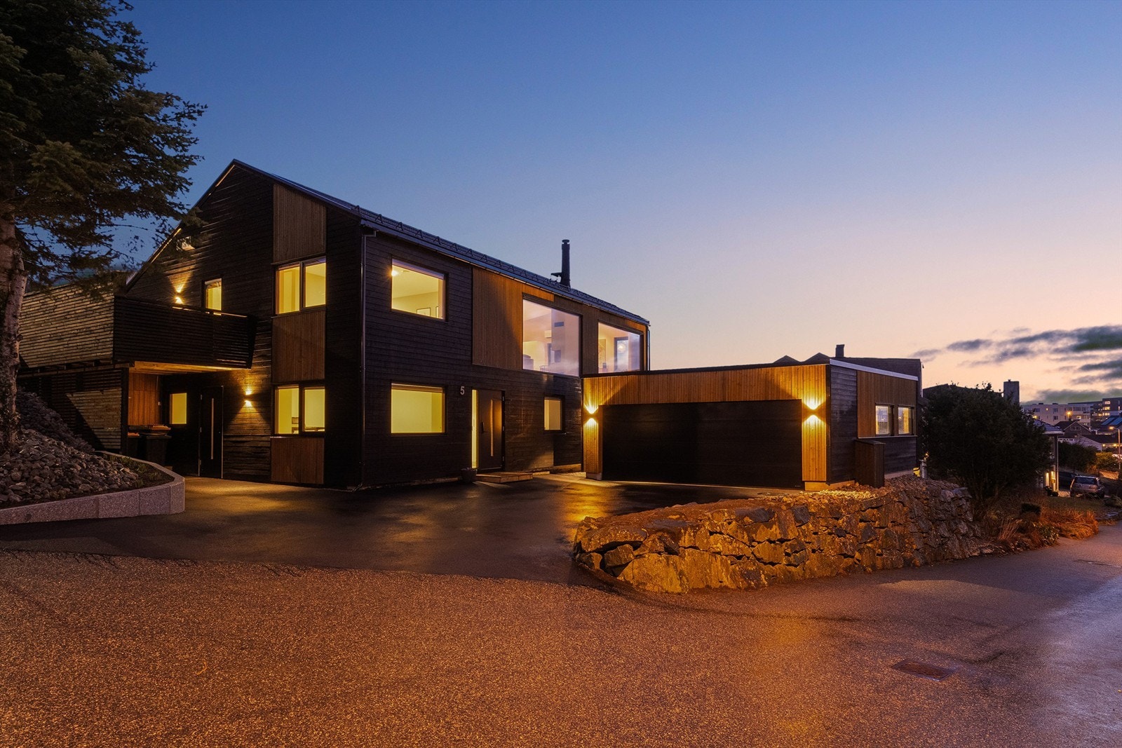 Lauvastølveien 5. En flott og betydelig oppgradert eiendom. Galleribilde