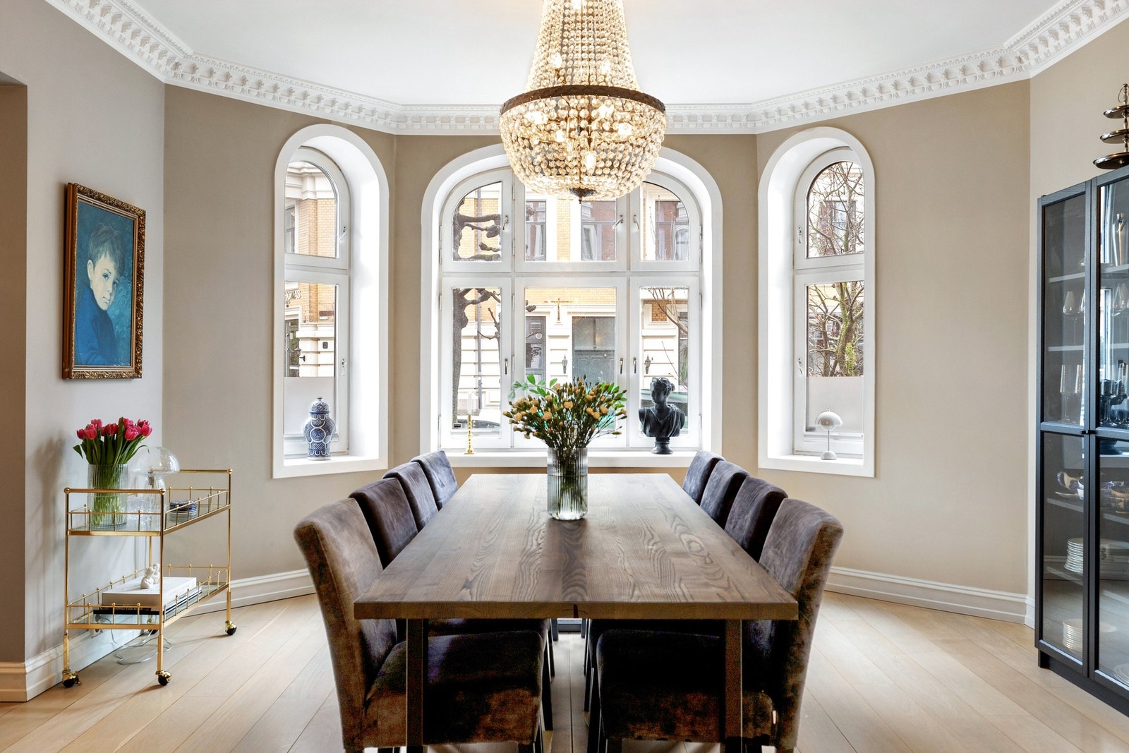 I spisestuen er det god plass til et stort spisebord med tilhørende sitteplasser og møblement. Galleribilde