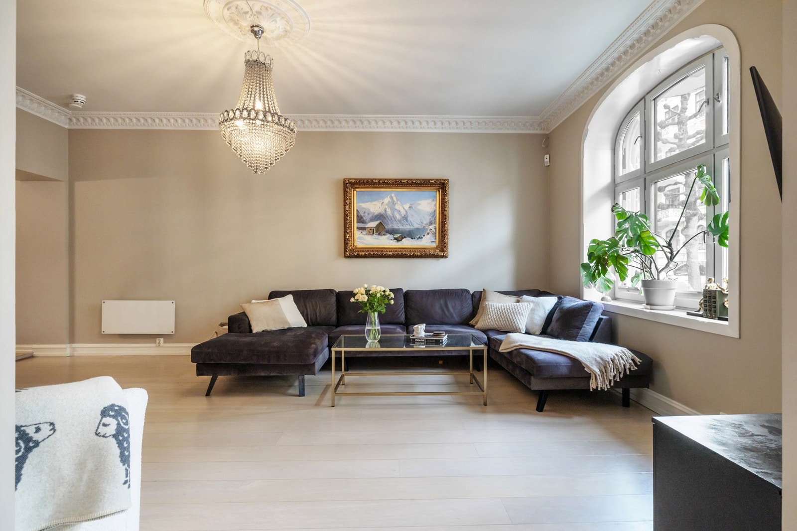 Det er varme i gulvene som gir god komfort, og i tillegg er det peis i rommet. Galleribilde