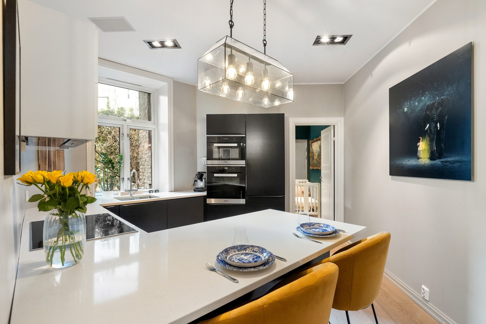 Kjøkkenet ble pusset opp i 2014 og fremstår som moderne og funksjonelt, med gode arbeidsflater og oppbevaringsmuligheter. Galleribilde