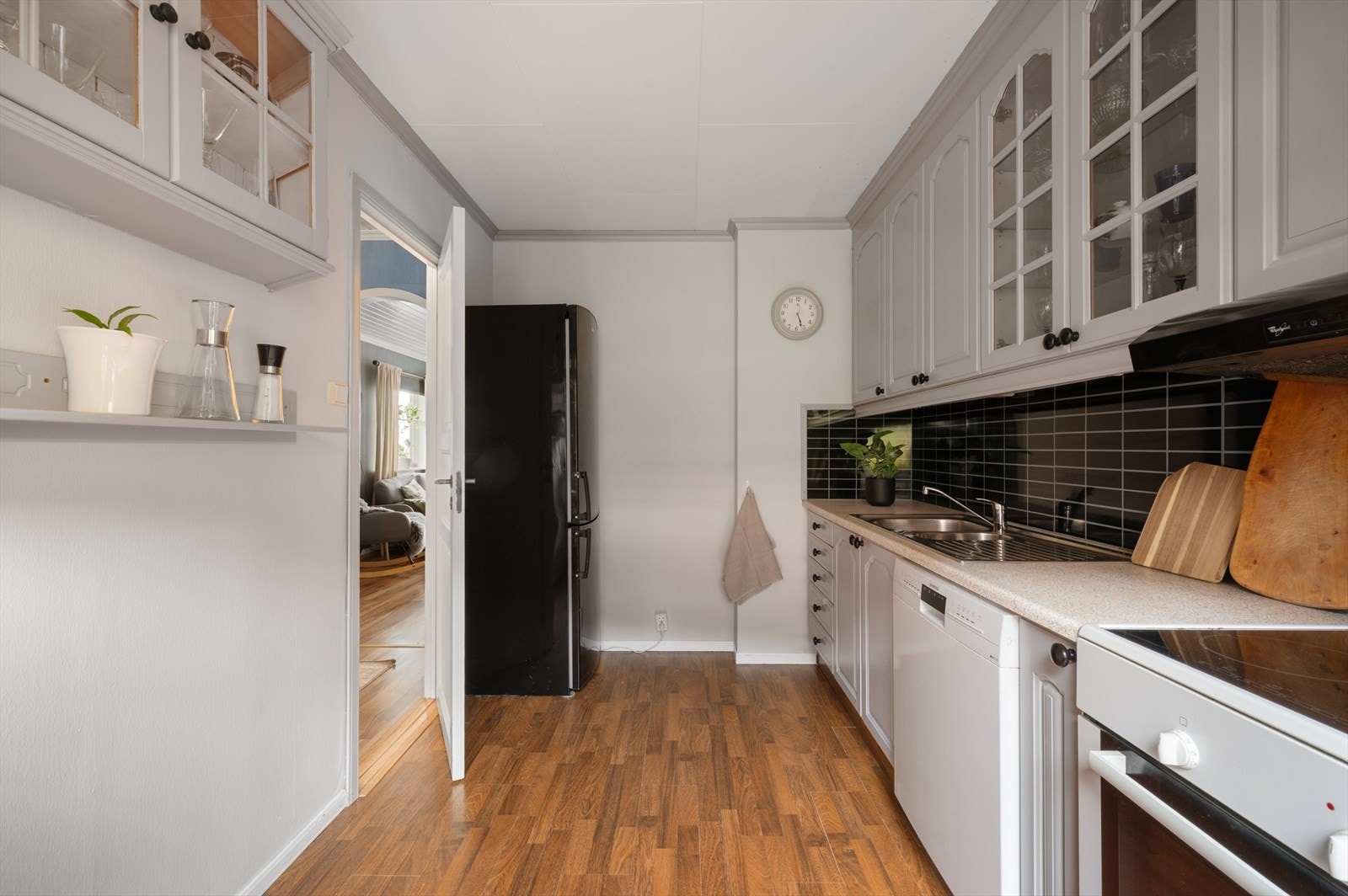 - Merk plater på vegg over kjøkkenbenk, en praktisk og vedlikeholdsvennlig løsning- Galleribilde