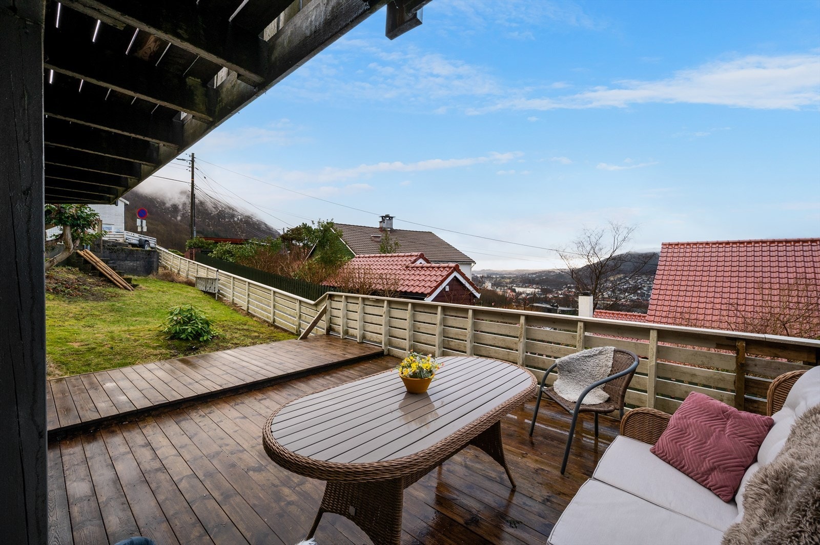 - Solrik terrasseplatting på til sammen ca. 30 m² - Galleribilde