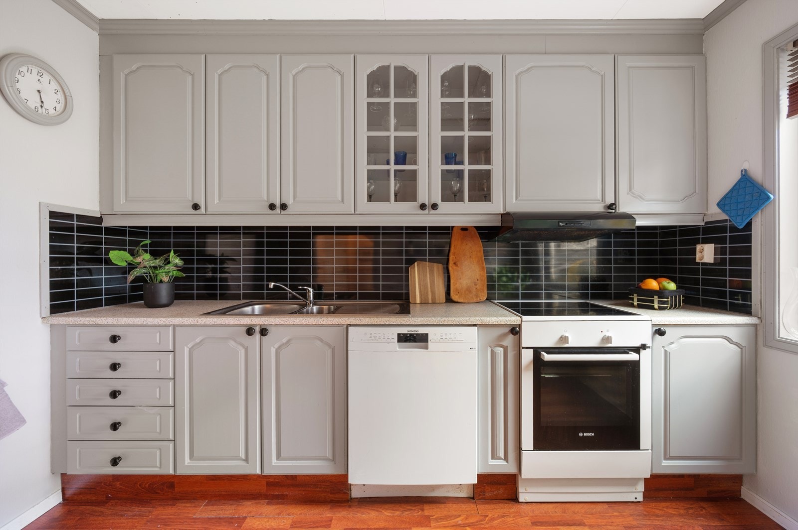 - Kjøkkeninnredning med profilerte fronter og laminat benkeplate - Galleribilde