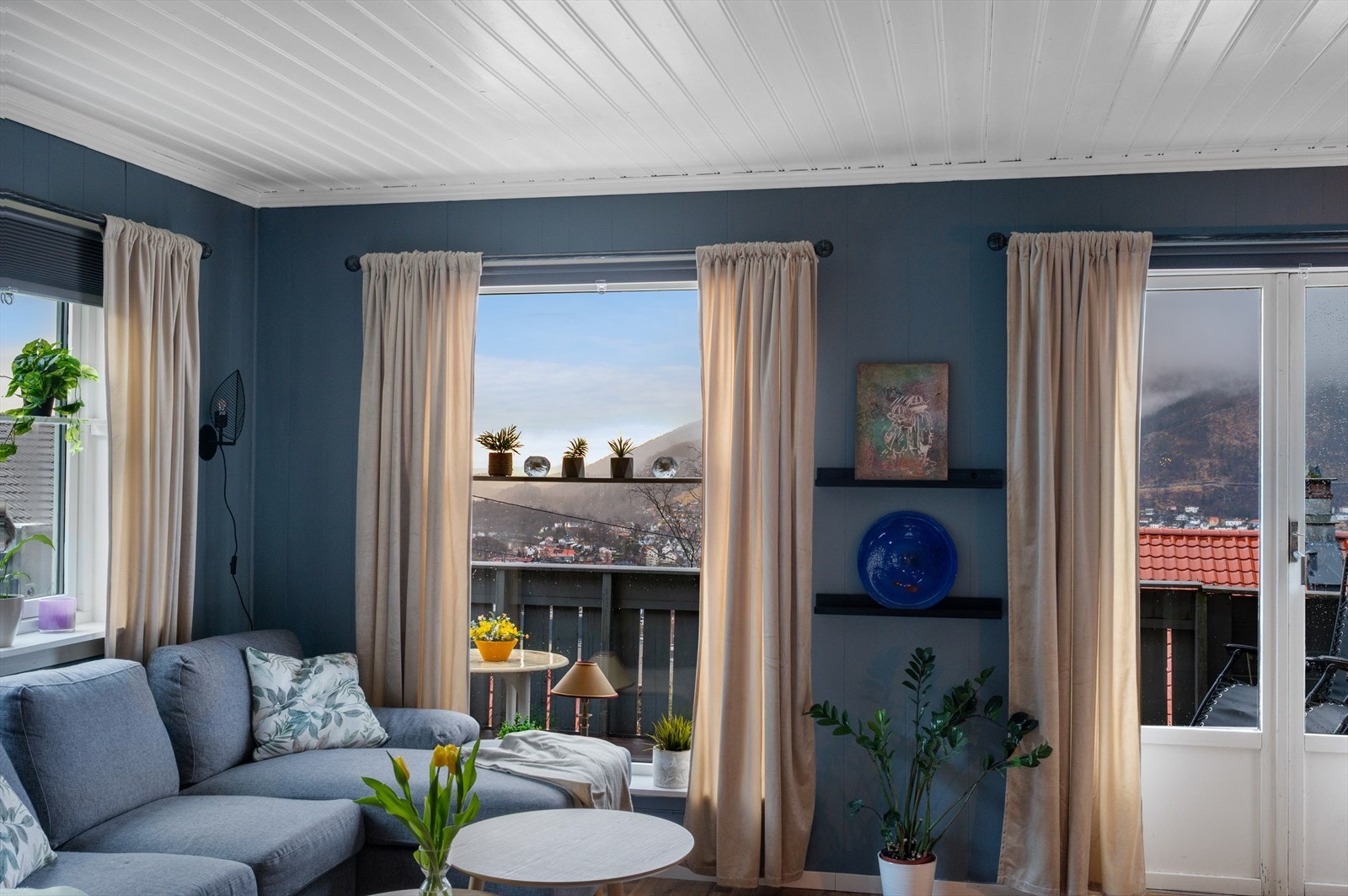 - Store vindusflater slipper inn rikelig med naturlig dagslys fra to himmelretninger i stuen - Galleribilde