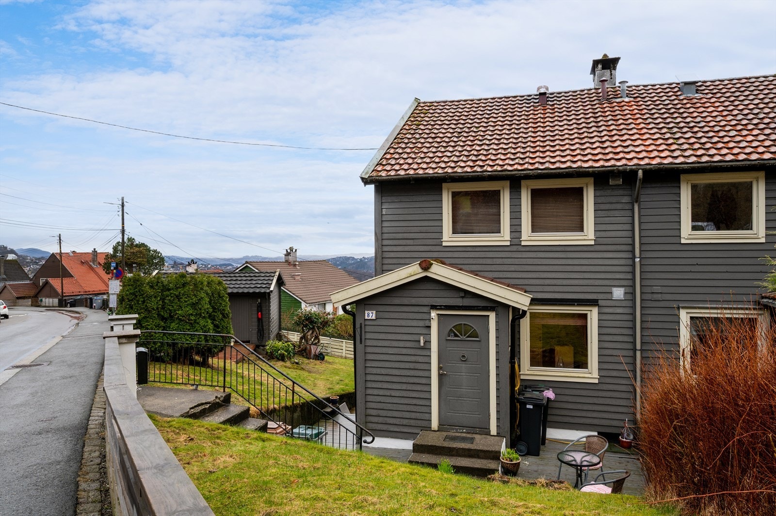 - Boligen ligger fint til i et rolig nabolag, med kort vei til skole- og barnehager, samt nydelig turområder opp mot Ulriken - Galleribilde