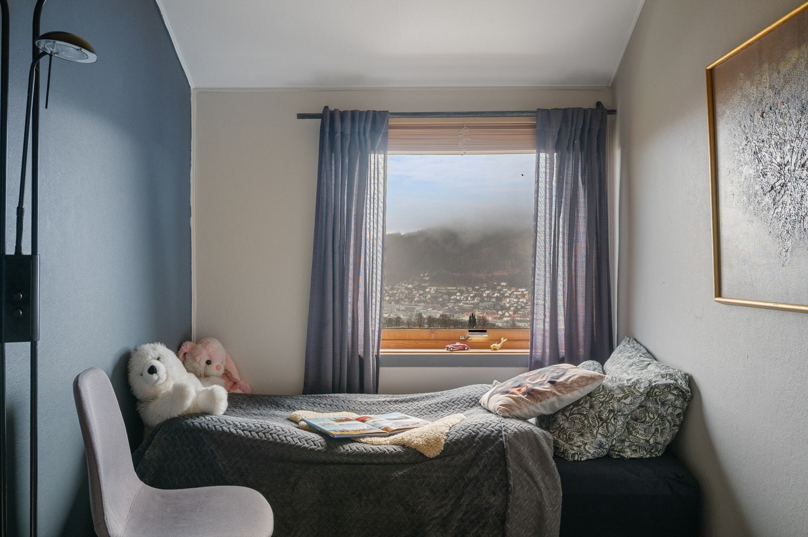 - På morgenen kan du våke til utsikt over Løvstakken som lyses opp av morgensolen - Galleribilde