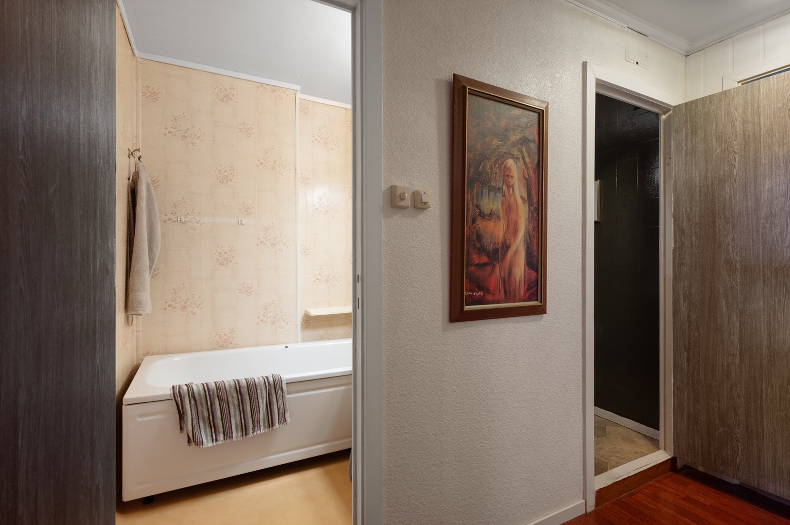 - Her er det rom med badekar og servant, som ligger vegg i vegg med toalettrom - Galleribilde