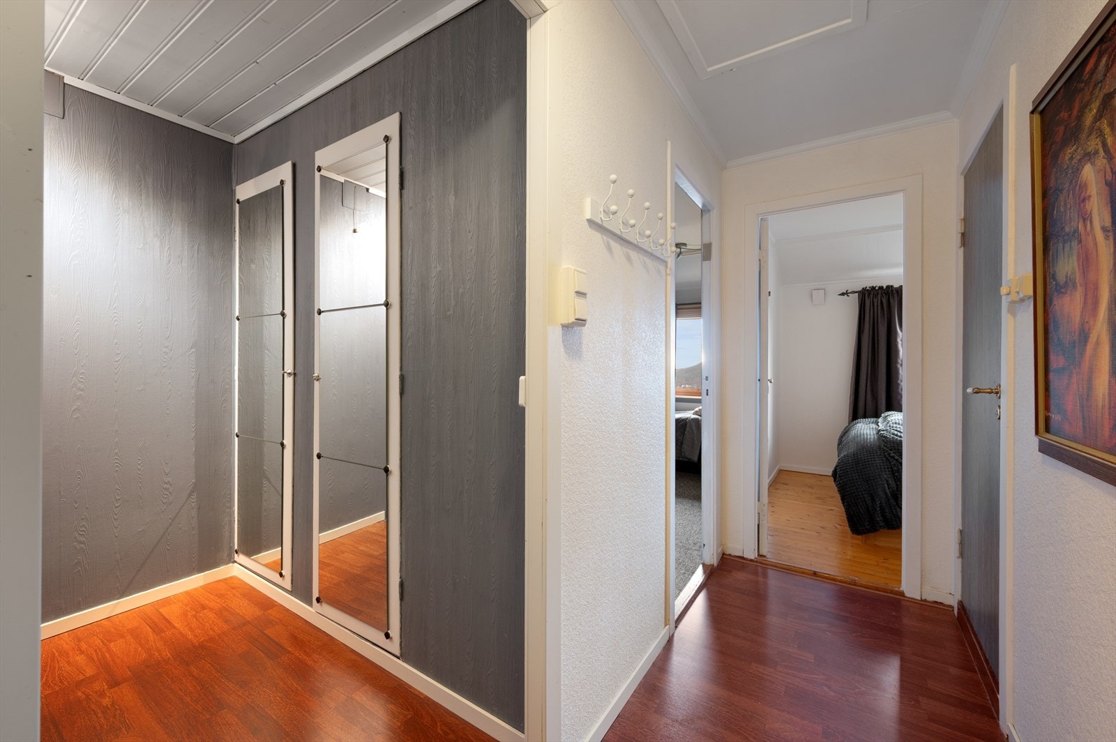 - Det er også tilkomst til ekstra lagringsplass både gjennom loftsluke og i kott - Galleribilde