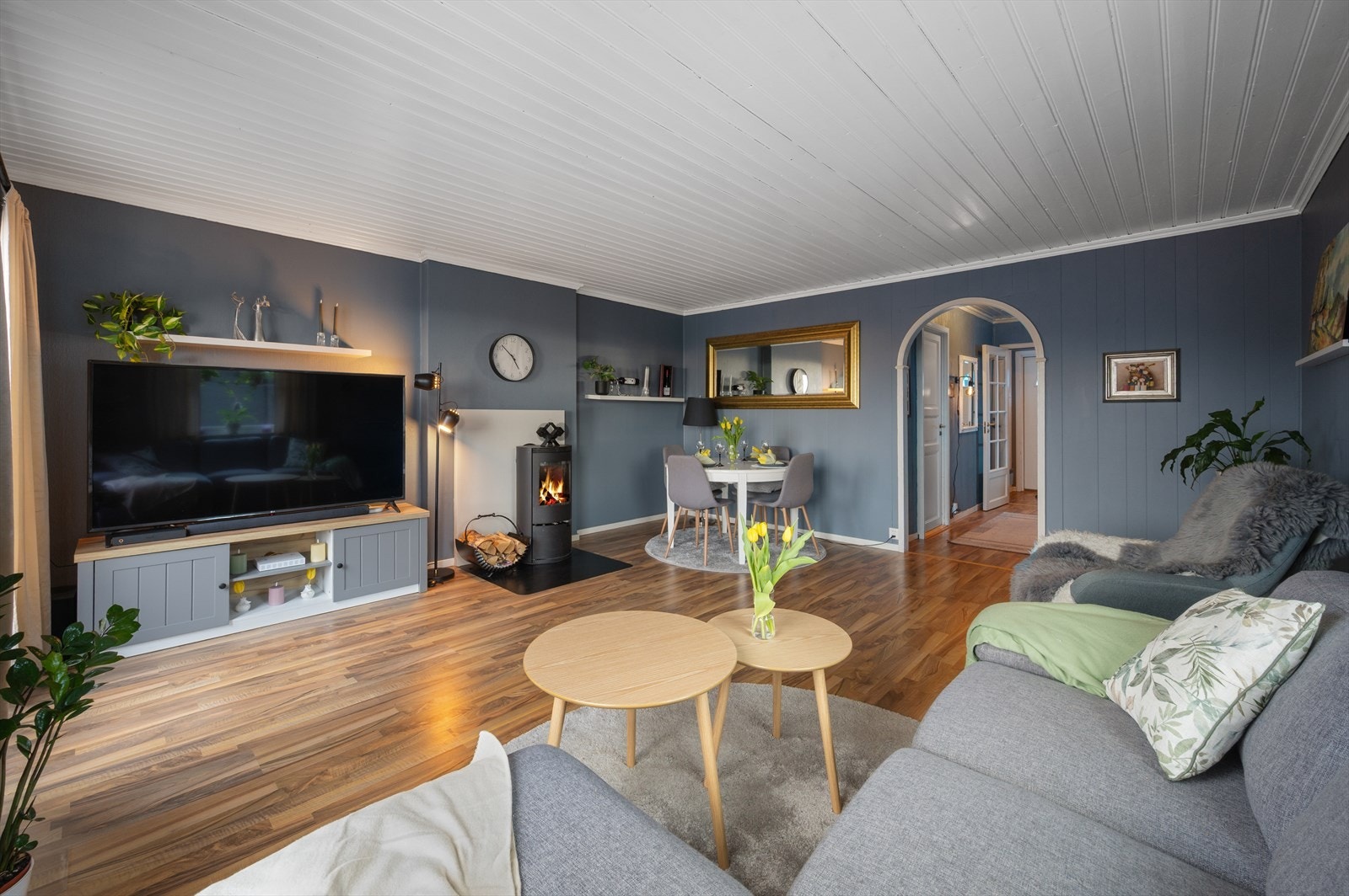 - Stuen måler 24,5 m² og oppleves lys og luftig - Galleribilde