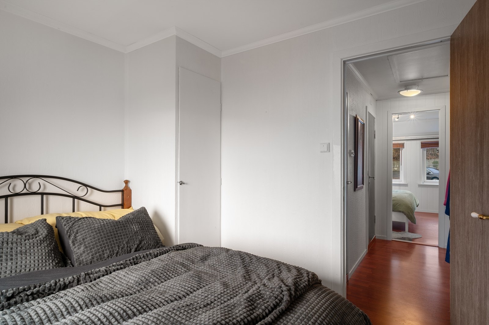 - Det er plass til oppbevaring av klær og tilbehør i innebygd garerobe - Galleribilde