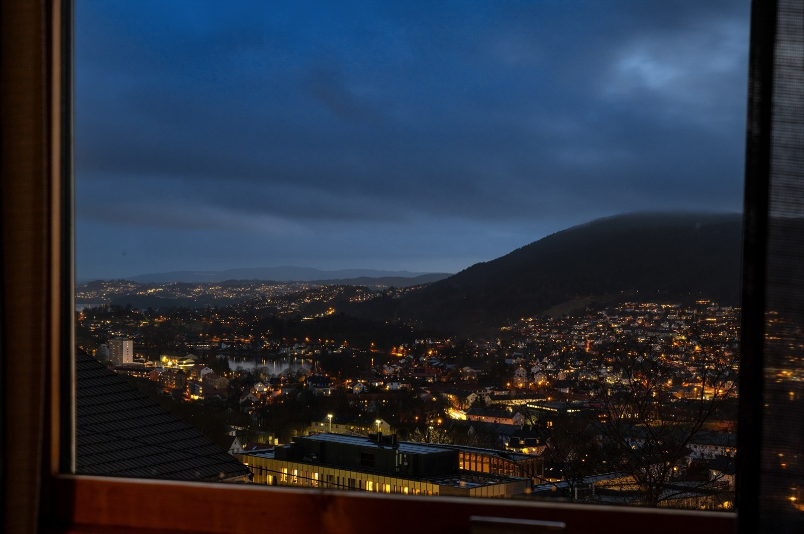 - Tomannsbolig over tre plan med flere herlig uteplasser, svært gode sol- og utsiktsforhold, samt attraktiv beliggenhet for hele familien! - Galleribilde