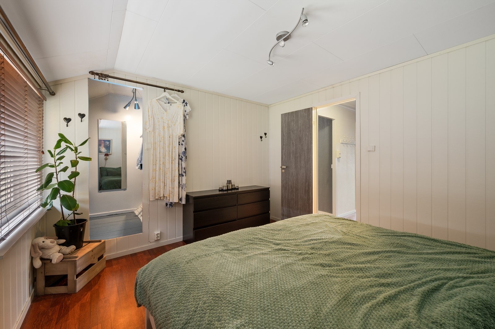 - Her er det god plass til dobbeltseng, kommode og annet ønsket møblement - Galleribilde