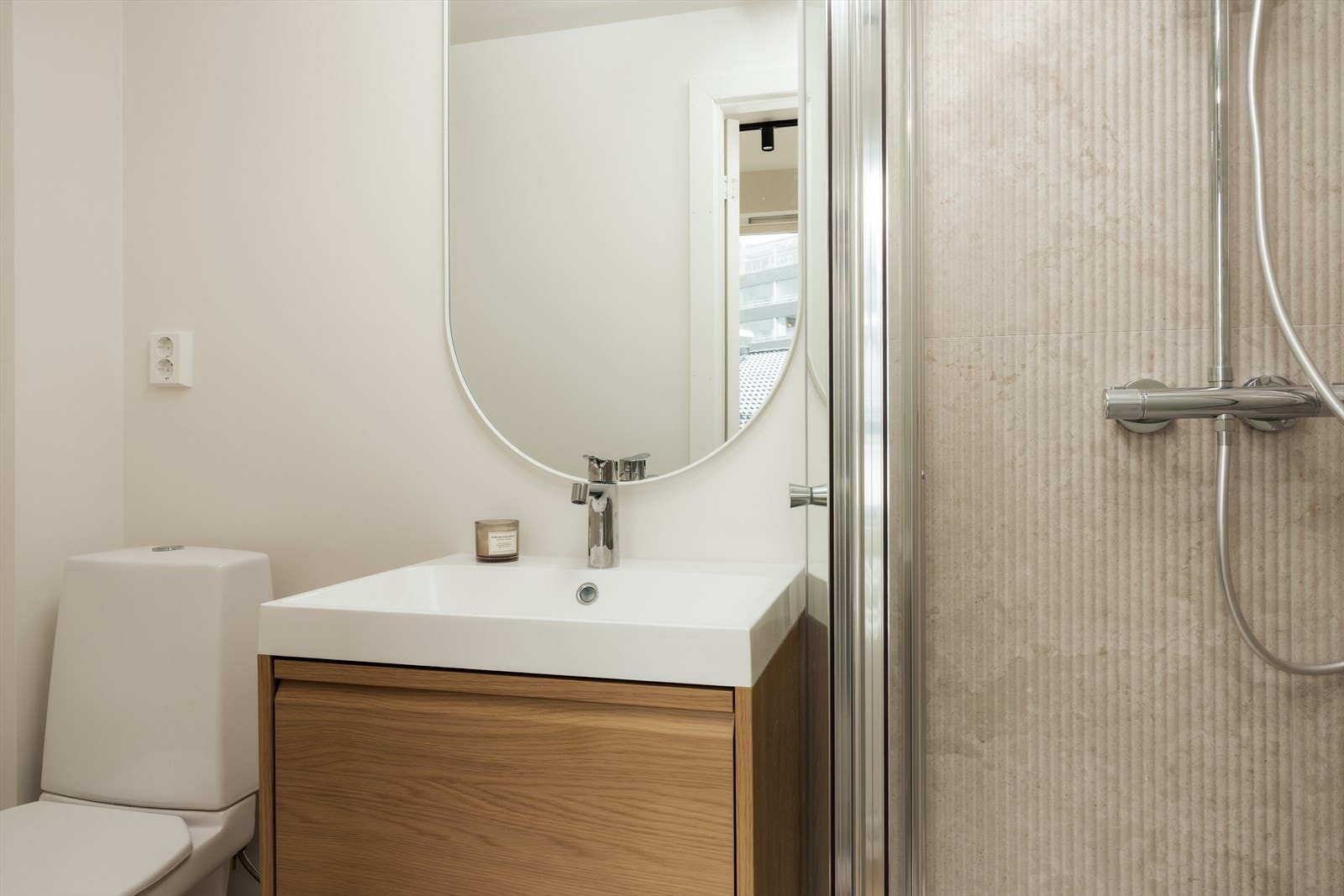 Badet er helfliset og inneholder dusj, toalett og servant Galleribilde