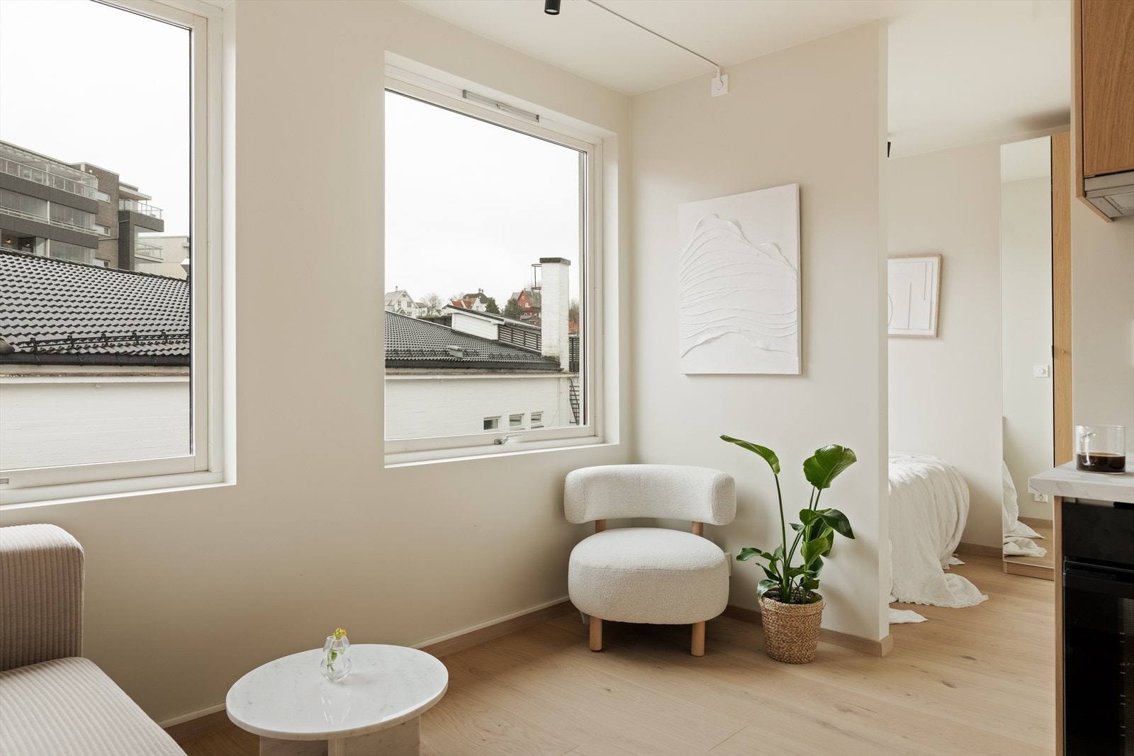 Av oppussing kan det nevnes nytt rør-i-rør system, nytt elektrisk anlegg, ny parkett, ny membran/fliser på bad og nytt kjøkken Galleribilde