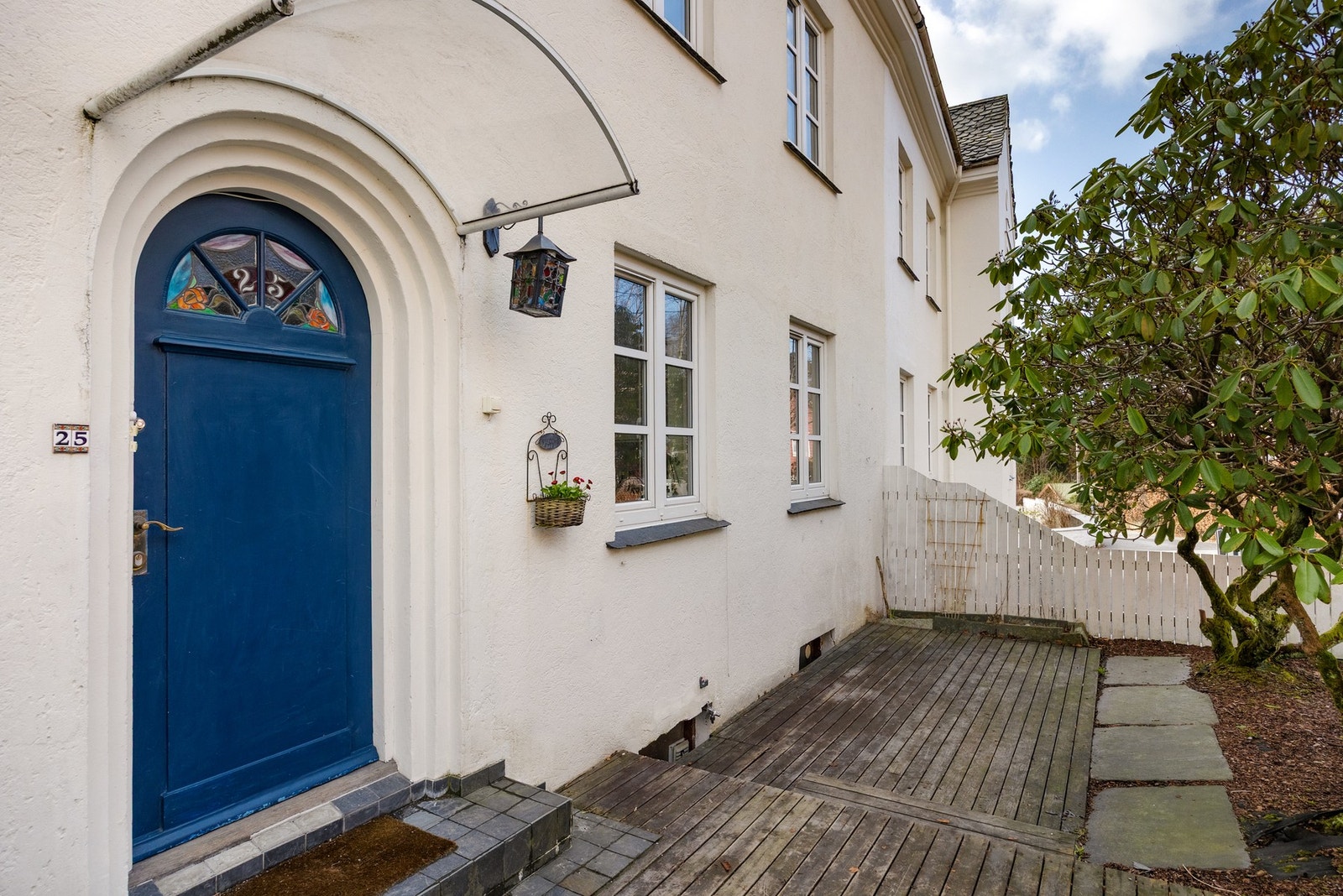 Eldre og velholdt bygård med oppgradert fasade i senere år Galleribilde